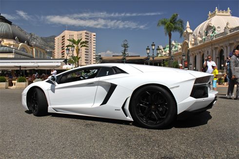lamborghini-aventador_1_zps45b6aebd.jpg