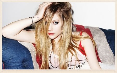  photo avril_lavigne_53-wide_zpsfea54ec6.jpg