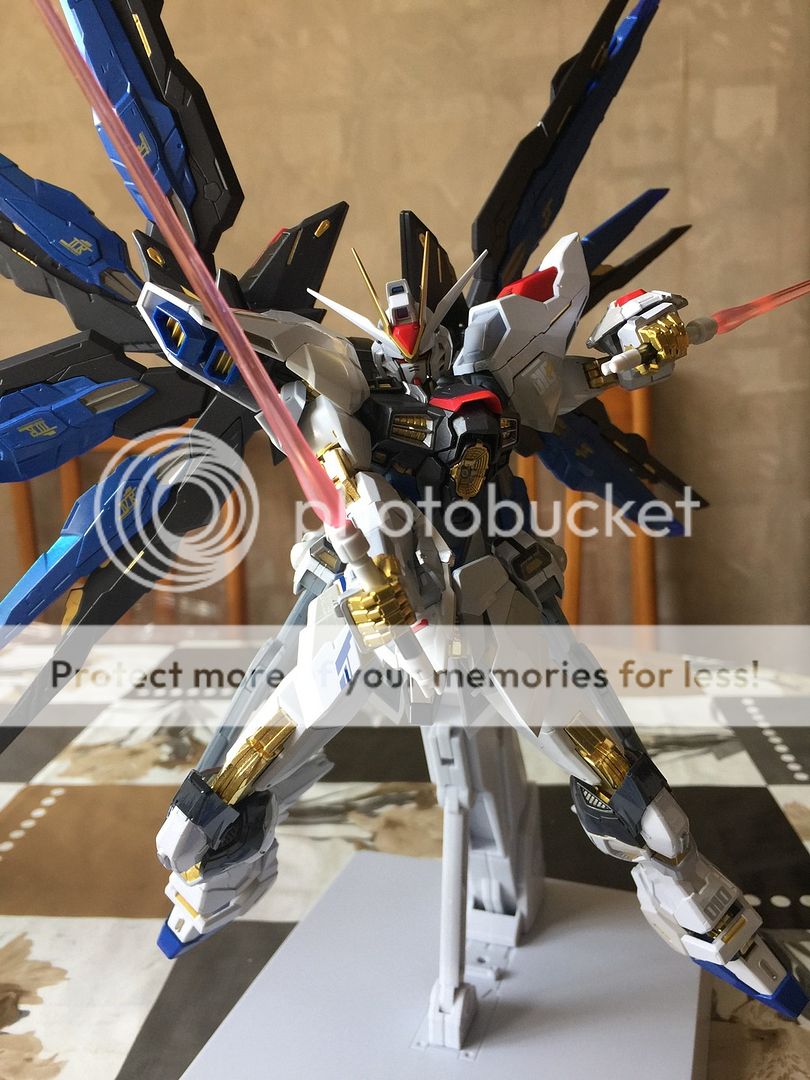 metal build strike freedom 应该点摆pose 好?