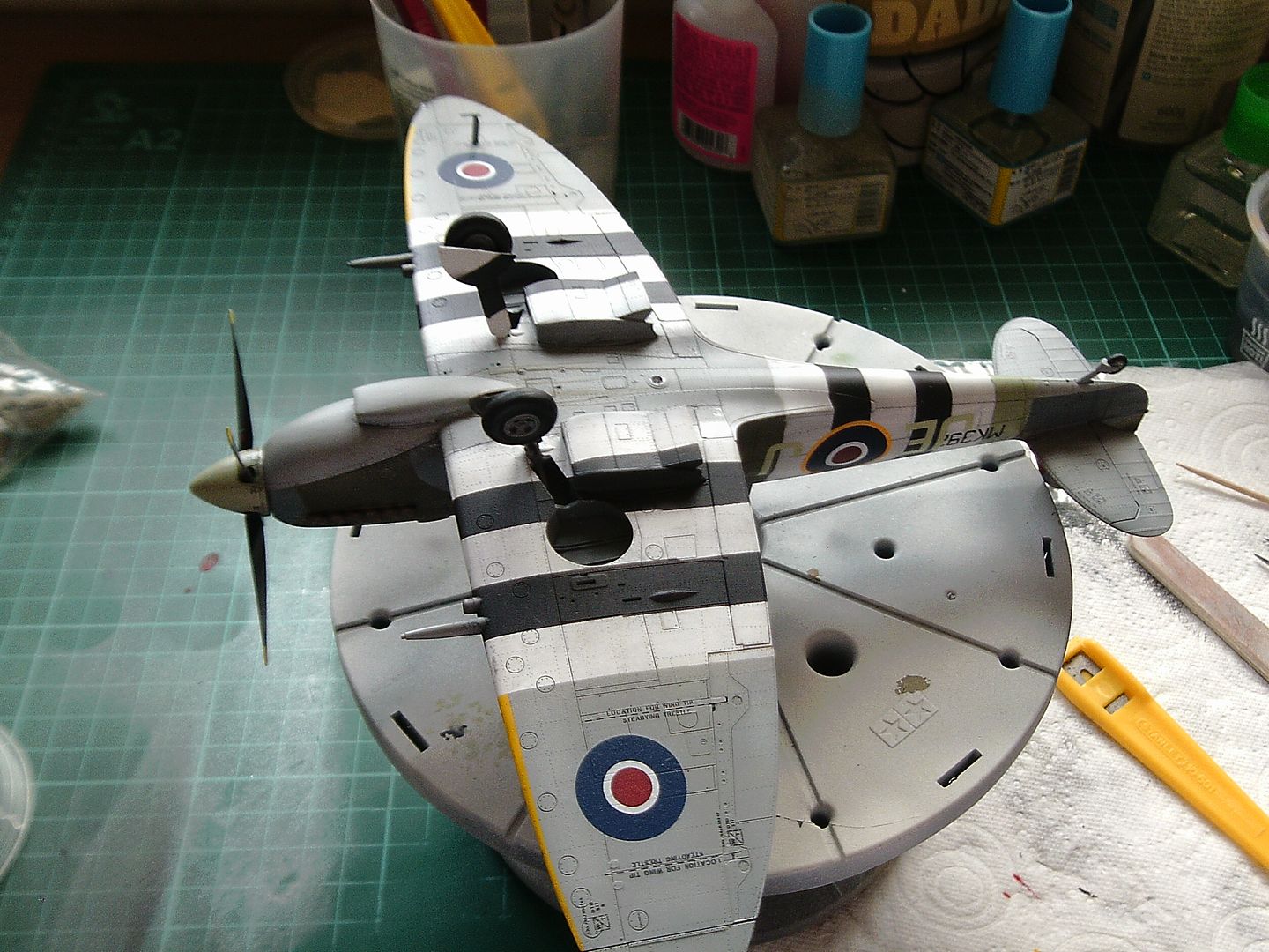 Eduard 1/48 Spitfire Mk. IX. Wing Commander Johnnie Johnson. - Page 3 ...