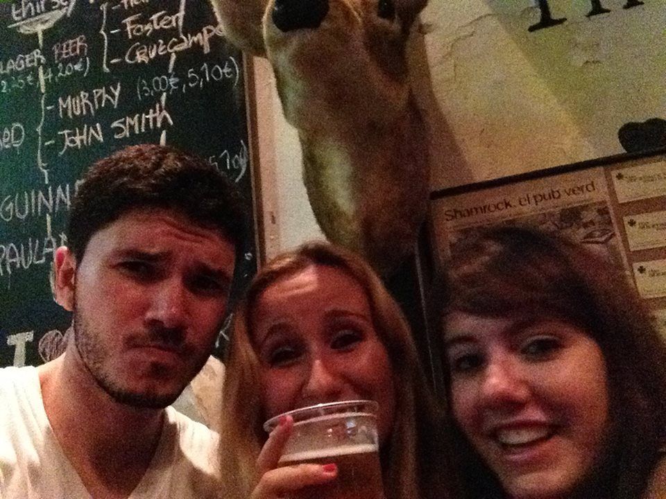 Foto minha com umas meninas num bar