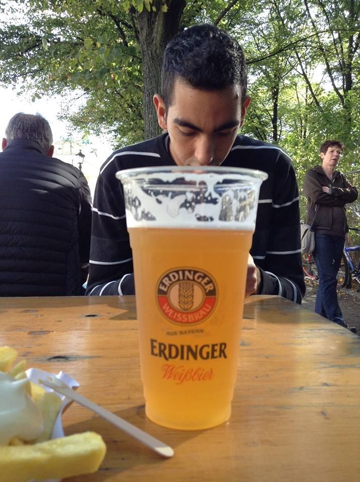 Foto do Arthur bebendo cerveja