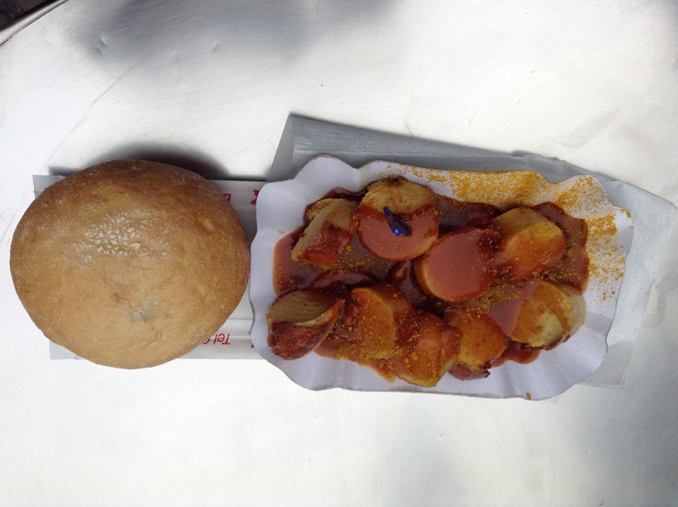 Foto de uma porção de pão com salsicha