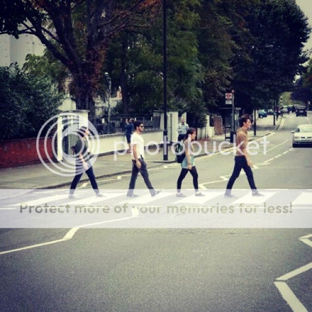 Foto atravessando a Abbey Road