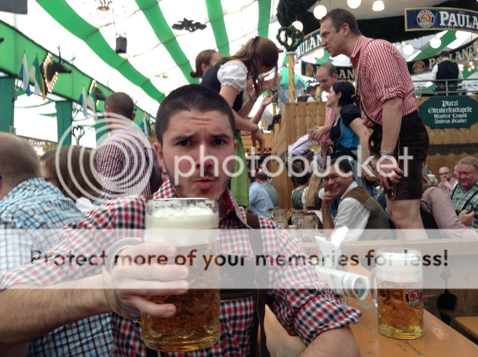 Foto minha levantando uma caneca de cerveja em Munique