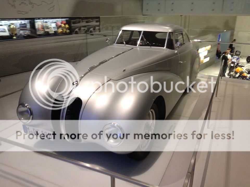 Foto de um carro muito louco no museu da BMW